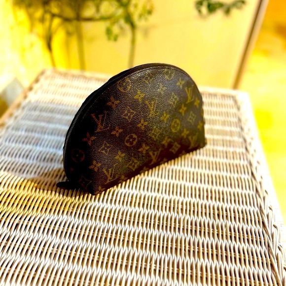 🦁 Louis Vuitton LV Monogram Travel Pouch Bag - Picture 6 of 13